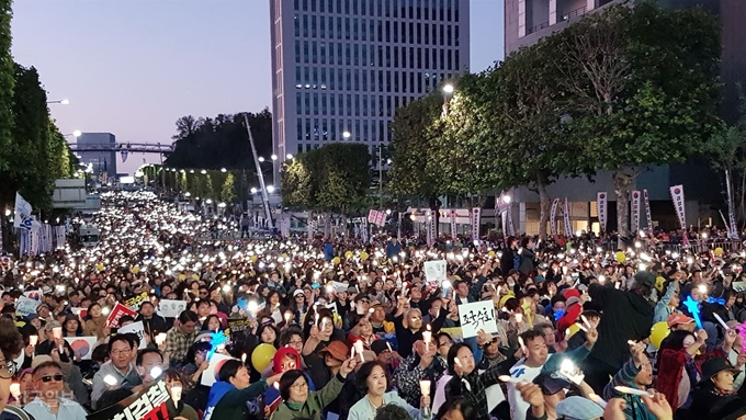 [저작권 한국일보] 12일 오후 서울 서초동에서 열린 ‘제9차 사법적폐청산을 위한 검찰개혁 촛불문화제‘에 참석한 시민들이 '조국수호' 등 문구가 적힌 피켓을 들고 구호를 외치고 있다. 김진웅 기자