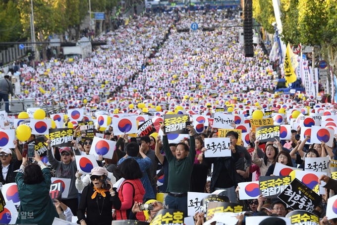 12일 오후 '제9차 사법적폐 청산을 위한 검찰 개혁 촛불 문화제'를 위해 모인 참가자들이 행사가 열리는 서울 서초구 반포대로를 가득 메우고 있다. 류효진 기자