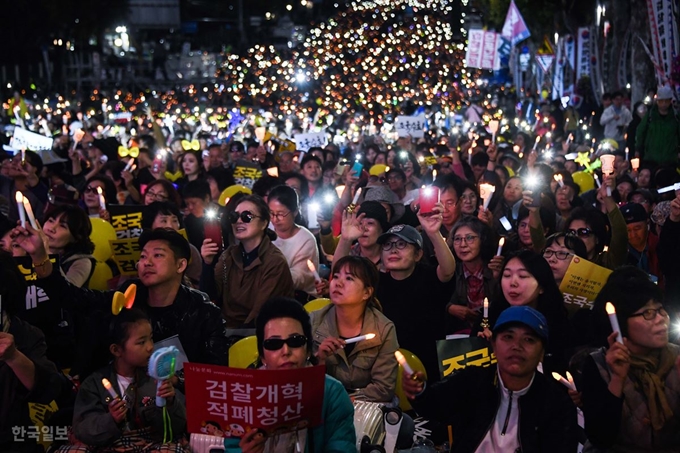 12일 오후 서울 서초구 대검찰청 앞에서 열린 '제9차 사법적폐 청산을 위한 검찰 개혁 촛불 문화제'에서 참가자들이 촛불을 들고 조국 장관을 수호하자는 구호를 외치고 있다. 류효진 기자