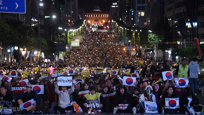 12일 오후 서울 서초구 대검찰청 앞에서 열린 '제9차 사법적폐 청산을 위한 검찰 개혁 촛불 문화제'에서 참가자들이 촛불을 들고 조국 장관을 수호하자는 구호를 외치고 있다. 류효진 기자