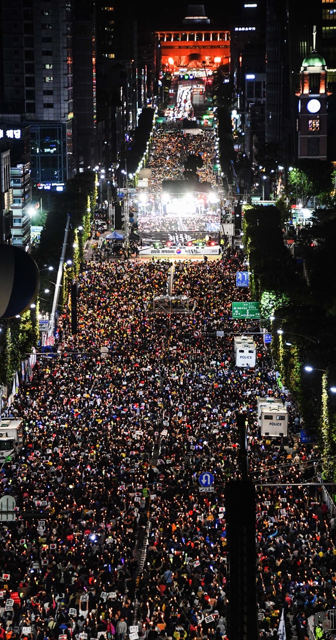 12일 오후 서울 서초구 대검찰청 앞에서 열린 '제9차 사법적폐 청산을 위한 검찰 개혁 촛불 문화제'에서 참가자들이 촛불을 들고 조국 장관을 수호하자는 구호를 외치고 있다. 류효진 기자