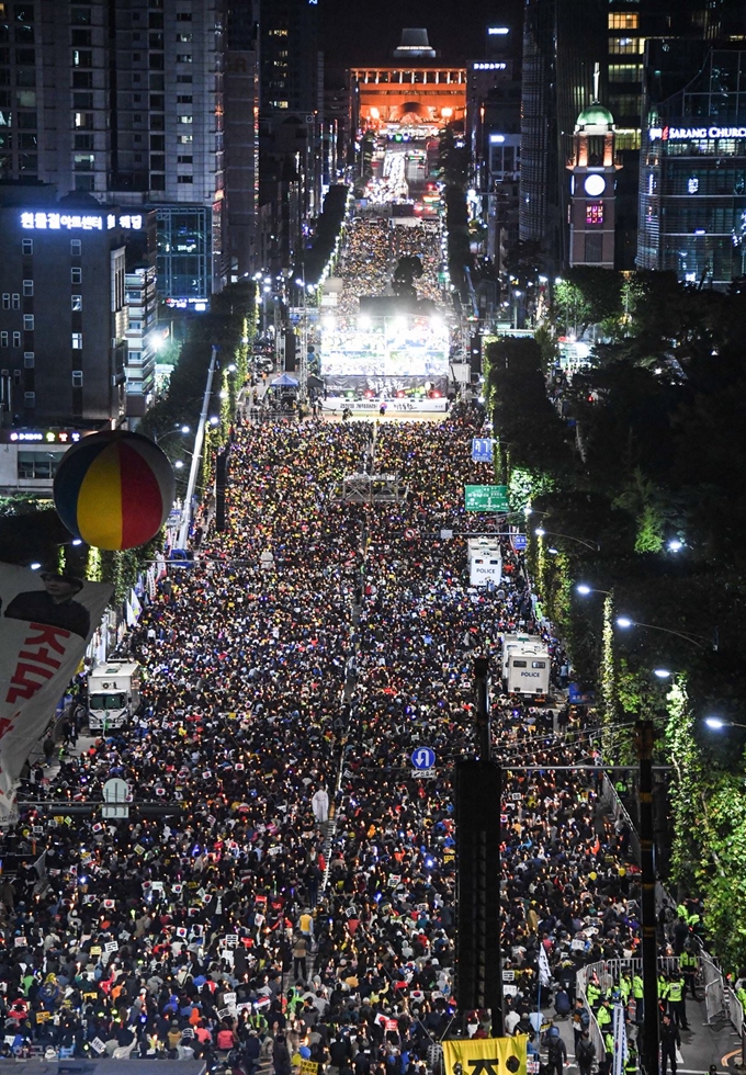 [저작권 한국일보] 12일 오후 서울 서초구 대검찰청 앞에서 열린 '제9차 사법적폐 청산을 위한 검찰 개혁 촛불 문화제'에서 참가자들이 촛불을 들고 조국 장관을 수호하자는 구호를 외치고 있다. 류효진 기자