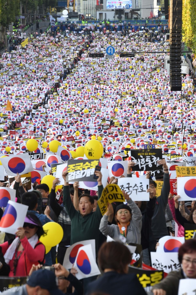 [저작권 한국일보] 12일 오후 '제9차 사법적폐 청산을 위한 검찰 개혁 촛불 문화제'를 위해 모인 참가자들이 태극기 손팻말을 들고 행사가 열리는 서울 서초구 반포대로를 가득 메우고 있다. 류효진 기자