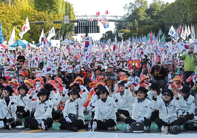 12일 오후 서울 서초구 강남성모병원 앞에서 열린 '문재인 퇴진ㆍ조국 구속 집회'에서 우리공화당 당원들이 구호를 외치고 있다. 연합뉴스