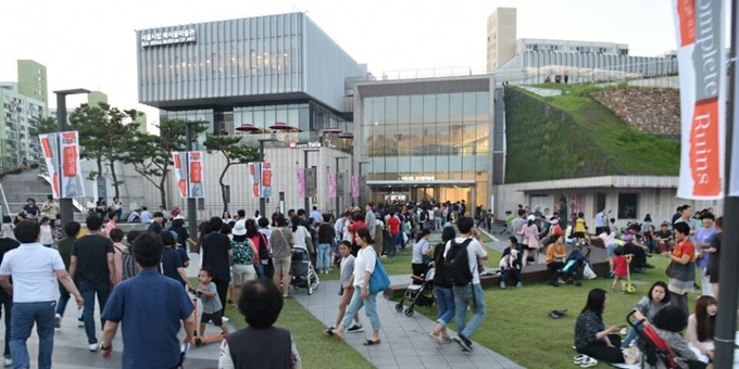 지난 7월 2일 서울 노원구 중계동 북서울미술관에서 개막된 ‘한국 근현대 명화전’을 보려는 시민들이 줄을 서서 기다리고 있다. 노원구 제공