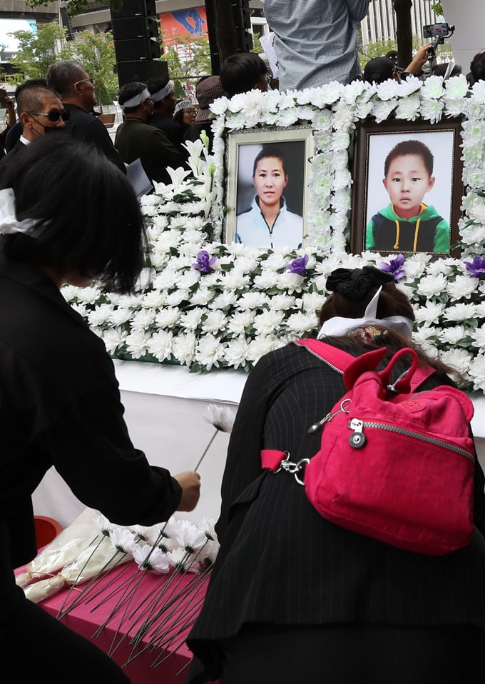 지난달 21일 오후 서울 광화문 교보문고 앞에서 지난 7월 말 임대아파트에서 숨진 탈북민 모자를 추모하는 행사가 열리고 있다. 연합뉴스