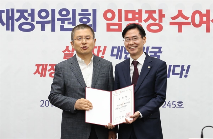 10일 국회 본청 제3회의장에서 열린 자유한국당 재정위원회 임명장 수여식에서 황교안(왼쪽) 대표가 고문으로 위촉된 조경태 최고위원에게 임명장을 수여하고 있다. 뉴시스