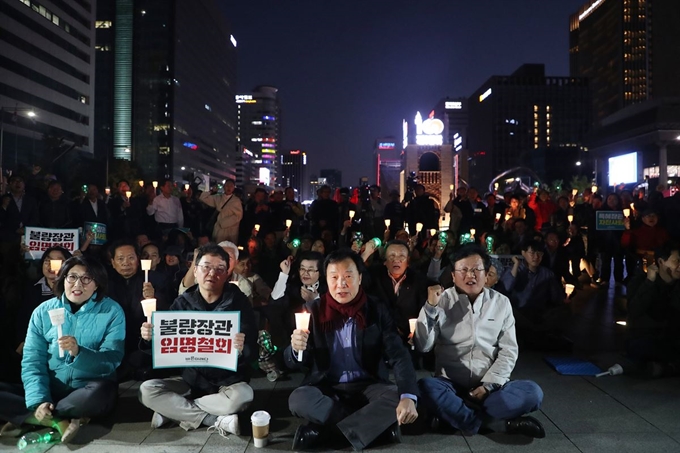 손학규(앞줄 왼쪽 세번째) 바른미래당 대표가 12일 서울 광화문 세종대왕상 앞에서 열린 조국 법무부 장관 임명 철회 촉구 집회에서 구호를 외치고 있다. 바른미래당 제공