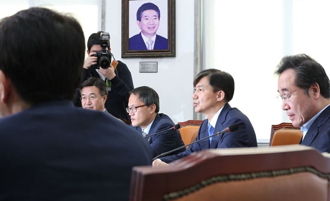 조국 법무부 장관이 13일 오후 국회 더불어민주당 대표실에서 열린 검찰개혁 고위 당정협의회에서 발언하고 있다. 오른쪽부터 이낙연 국무총리, 조국 법무부 장관, 박주민 당 검찰개혁특위위원장, 윤호중 사무총장. 연합뉴스