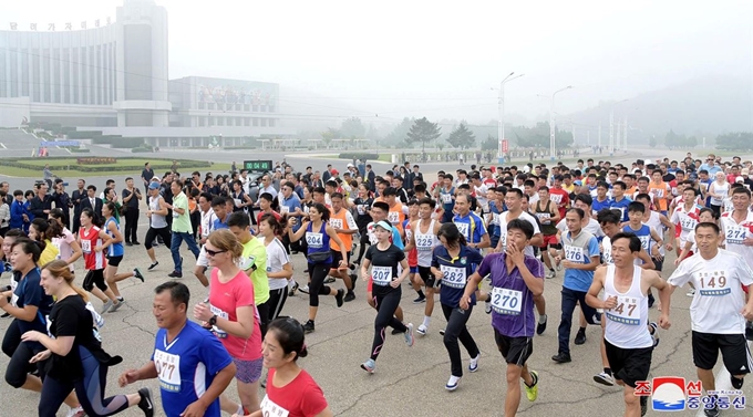 북한 주민들이 지난 9월 29일 평양에서 열린 ‘가을 마라톤 대회’에서 달리고 있다. 평양=로이터 연합뉴스