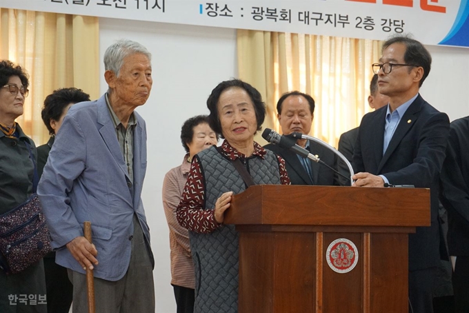 왕산 선생의 장선 허경성(왼쪽) 옹과 며느리 이창숙(가운데) 여사, 노수문(오른쪽) 광복회 대구시지부장이 14일 대구 동구 효목동 조양회관 광복회 대구지부 2층 강당에서 왕산광장과 왕산루 명칭 변경에 대한 입장을 밝히고 있다. 김재현기자 k-jeahyun@hankookilbo.com