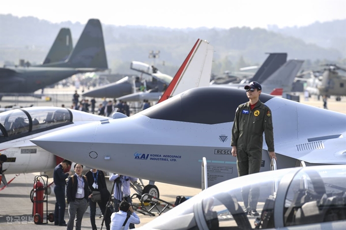 한국형 차세대전투기(KF-X) 실물 크기 모형이 14일 경기 성남시 서울공항에서 열린 ‘서울 국제 항공우주 및 방위산업 전시회(ADEX) 2019' 미디어 데이에서 최초 공개됐다. ADEX 2019는 15일부터 18일까지 비즈니스 데이를 운영하고, 19일부터 20일까지 일반인에게 개방된다. 이한호 기자