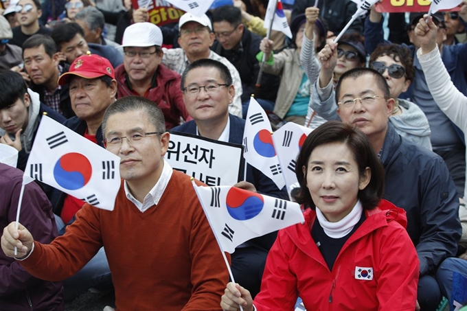 자유한국당 대표와 나경원 원내대표가 9일 서울 광화문광장 일대에서 열린 문재인 하야 범국민투쟁본부 ‘대한민국 바로세우기 국민대회’에 참석해 태극기를 흔들고 있다. 뉴스1