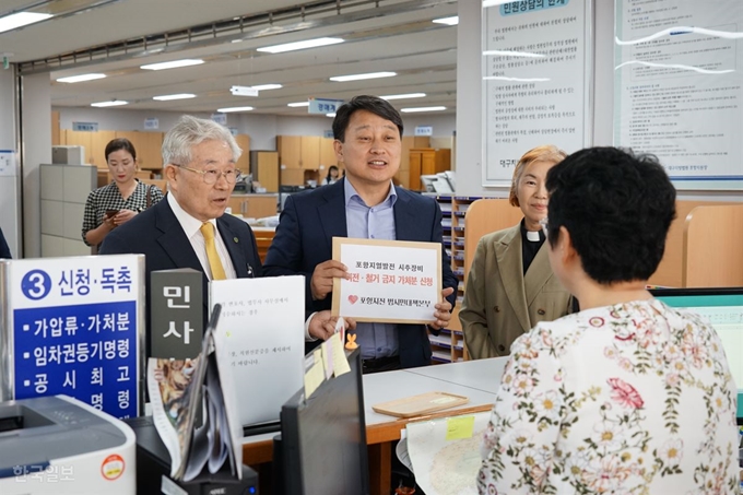 경북 포항지진 피해 주민들로 구성된 포항지진 범시민대책본부가 14일 대구지법 포항지원에 포항지열발전 시설 점유이전 및 철거 금지 가처분 신청서를 제출하고 있다. 김정혜기자 kjh@hankookilbo.com