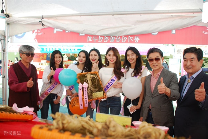 풍기인삼 홍보대사 수상자들이 14일 장욱현 영주시장, 이창구 풍기인삼축제조직위원장, 임무석 경북도의원과 함께 풍기인삼 판매장 앞에서 '풍기인삼 엄지 척'을 하고 있다. 류수현 기장