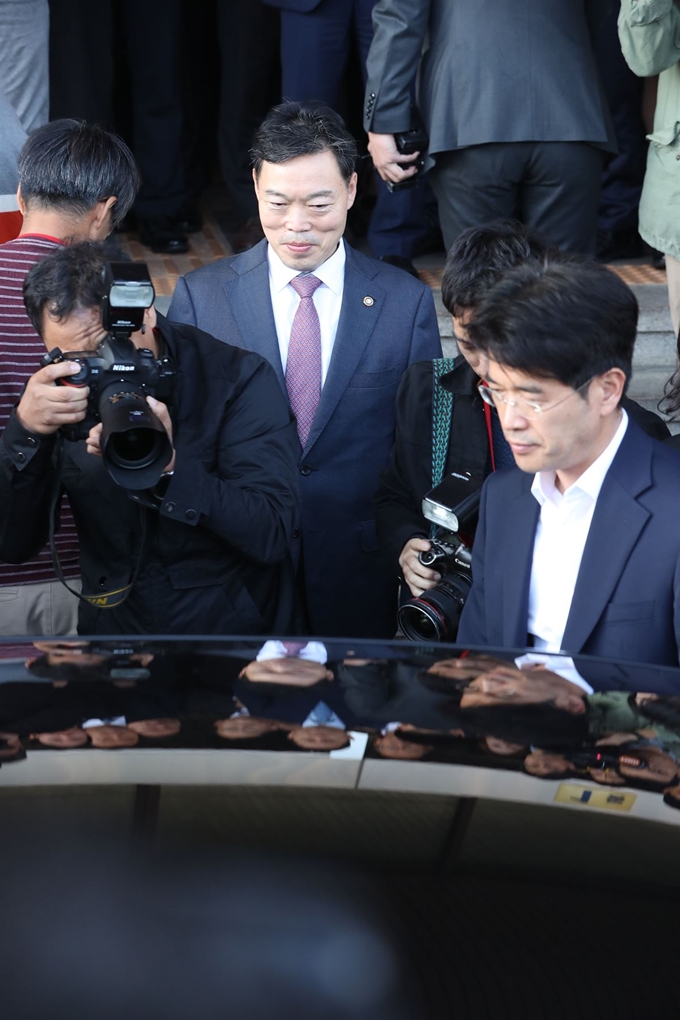 김오수 법무부 차관이 14일 오후 경기 과천시 정부과천청사 내 법무부를 나서는 조국 법무부 장관을 배웅하고 있다. 과천=뉴시스