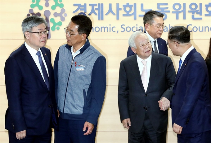 이재갑 고용노동부 장관(앞줄 왼쪽부터)과 김주영 한국노총 위원장, 손경식 한국경영자총협회 회장, 홍남기 경제부총리 겸 기획재정부 장관이 지난 11일 제5차 경제사회노동위원회 본위원회에서 대화를 나누고 있다. 경제사회노동위원회는 이날 본위원회에서 탄력근로제 개선 합의안을 최종 의결했다. 한국일보 자료사지