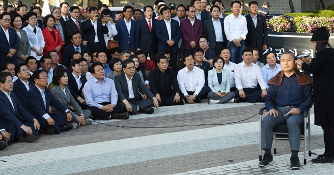 황교안 자유한국당 대표가 9월 16일 오후 청와대 앞 분수대 광장에서 '조국 법무부 장관 파면 촉구 삭발투쟁식'에서 삭발하고 있다. 배우한 기자