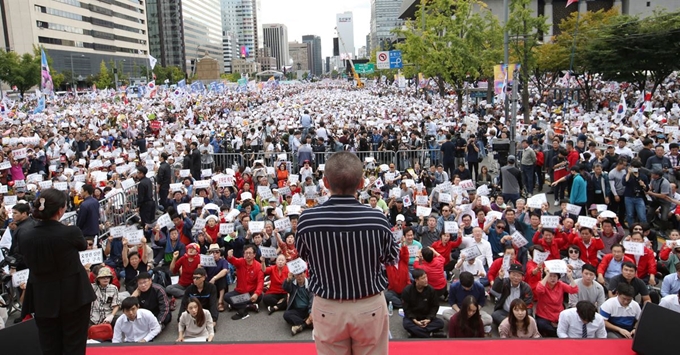 황교안 자유한국당 대표가 3일 오후 서울 광화문광장에서 열린 '문재인 정권의 헌정유린 중단과 위선자 조국 파면 촉구 광화문 규탄대회'에서 발언을 하고 있다. 뉴스1