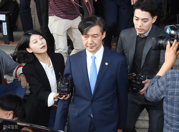 사의를 밝힌 조국 법무부 장관이 14일 오후 정부과천청사를 나오고 있다. 류효진 기자