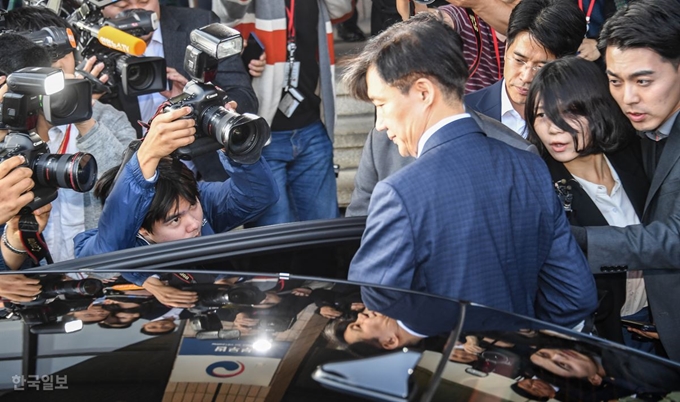 전격적으로 사의를 밝힌 조국 법무부 장관이 14일 오후 과천 법무부 청사를 나와 차량에 오르고 있다. 류효진 기자