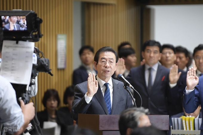 박원순 서울시장이 14일 오전 서울시청에서 열린 국회 행정안전위원회의 국정감사에 참석해 선서문을 낭독하고 있다. 박형기 인턴기자