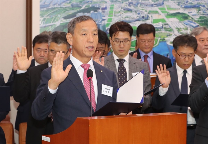 김학규 한국감정원장이 14일 국회에서 열린 국토교통위원회 국정감사에서 증인선서를 하고 있다. 연합뉴스