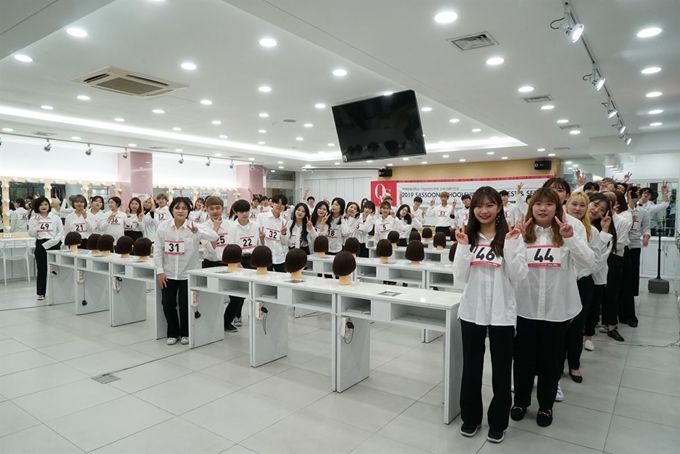 오무선뷰티전공 ‘사순 스쿨쉽 컷 콘테스트’에 참여한 학생들. 오무선뷰티컴퍼니 제공