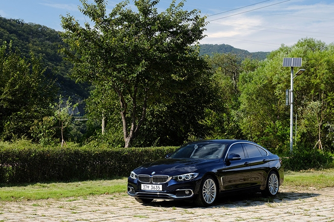 BMW 420i 그란쿠페는 마지막 존재감을 드러내고 있다.