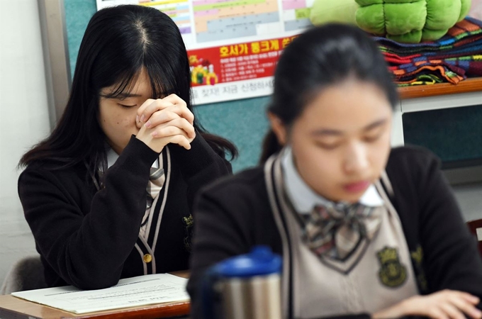 15일 서울 마포구 서울여자고등학교에서 3학년 학생들이 올해 마지막 수능 모의고사를 치르고 있다. 서재훈 기자