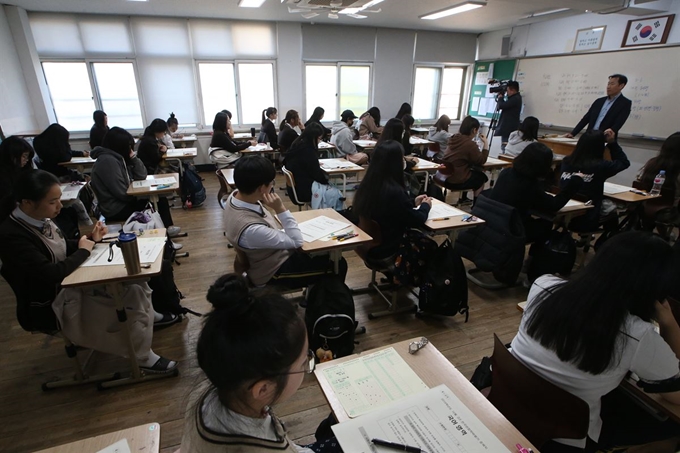 15일 오전 서울 마포구 서울여자고등학교에서 3학년 학생들이 2020학년도 대학수학능력시험 전 마지막 모의고사인 ‘전국연합학력평가’ 진행을 기다리고 있다. 서재훈 기자