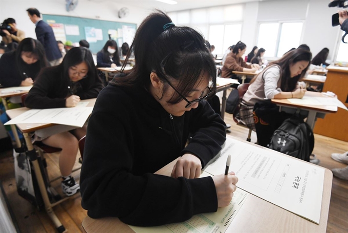 15일 서울 마포구 서울여자고등학교에서 3학년 학생들이 올해 마지막 수능 모의고사를 치르고 있다. 서재훈 기자