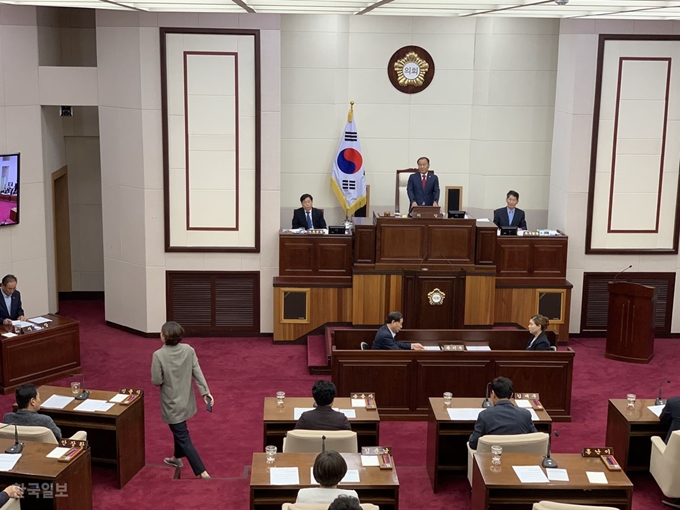 경북 구미시의회에서 열린 제234차 임시회에서 15일 홍난이(더불어민주당) 의원이 김태근 의장의 사퇴를 요구하고 본회의장을 퇴장하고 있다. 김재현기자 k-jeahyun@hankookilbo.com