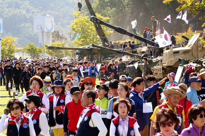 낙동강세계평화 문화대축전이 열린 11~13일 관람객들이 칠곡보 생태공원에 전시된 무기를 살펴보고 있다. 칠곡군 제공