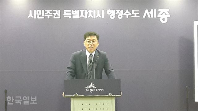 [저작권 한국일보]이혁재 정의당 세종시당 위원장이 15일 세종시청 브리핑룸에서 라돈 기준치가 초과 검출된 석재가 사용된 세종지역 아파트 현황 조사결과를 발표하고 있다.