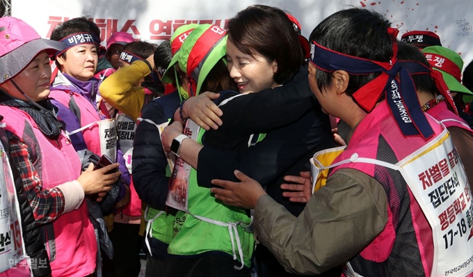 학교 비정규직 노동자들과 교육당국이 임금 교섭에서 잠정적으로 합의한 15일 서울 종로구 효자치안센터 앞 전국학교비정규직연대회의(학비연대) 농성장을 찾은 유은혜(오른쪽에서 두 번째) 사회부총리 겸 교육부 장관이 노조 관계자와 포옹하고 있다. 배우한 기자