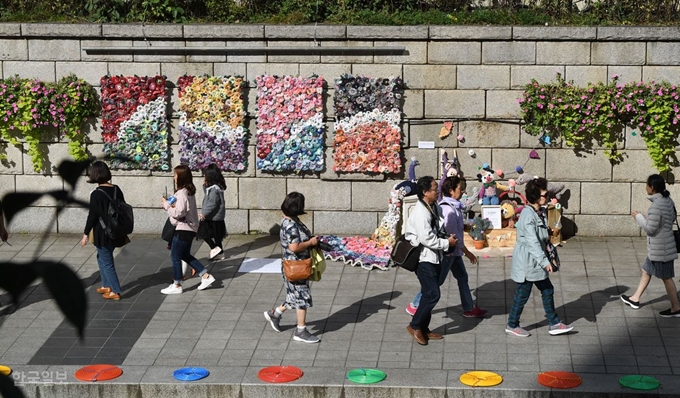 15일 서울 청계천 청계광장에서 열린 '제5회 청계천 업사이클 페스티벌 류'에서 시민들이 폐자원·폐자재를 활용해 만든 예술 작품을 살펴보고 있다.배우한 기자