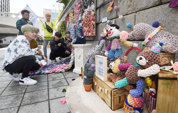 '제5회 청계천 업사이클 페스티벌 류'에서 시민들이 폐자원·폐자재를 활용해 만든 예술 작품을 살펴보고 있다.배우한 기자