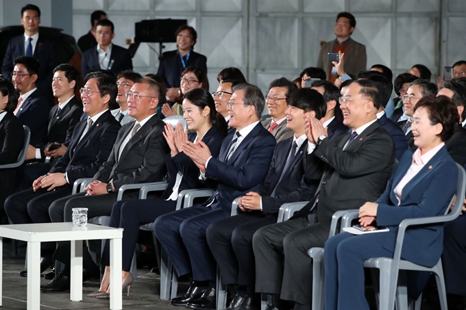 문재인 대통령과 참석자들이 15일 경기 화성시 현대자동차 남양연구소에서 열린 미래차산업 국가비전선포식에서 박수를 치고 있다. 류효진 기자