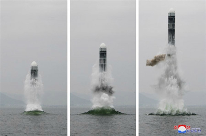 북한이 스톡홀름 실무협상에 앞서 지난 2일 신형 잠수함발사탄도미사일(SLBM) ‘북극성-3형’을 시험 발사하고 있는 모습. 사진은 조선중앙통신 홈페이지를 통해 공개됐다. 연합뉴스