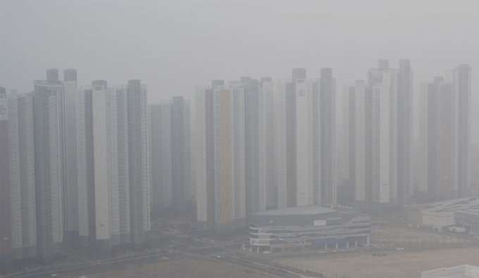 인천 연수구 송도국제도시 고층 건물들이 미세먼지에 가려 희미하게 보인다. 연합뉴스