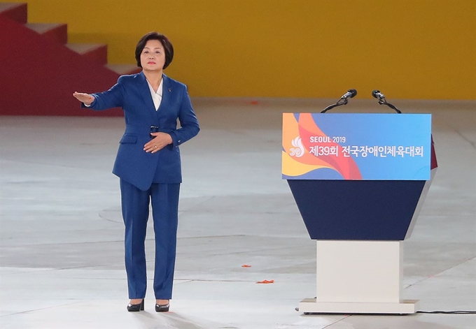 김정숙 여사가 15일 서울 송파구 잠실종합운동장 주경기장에서 열린 '2019 서울 제39회 전국장애인체육대회' 개회식에서 수어로 인사하고 있다. 뉴스1