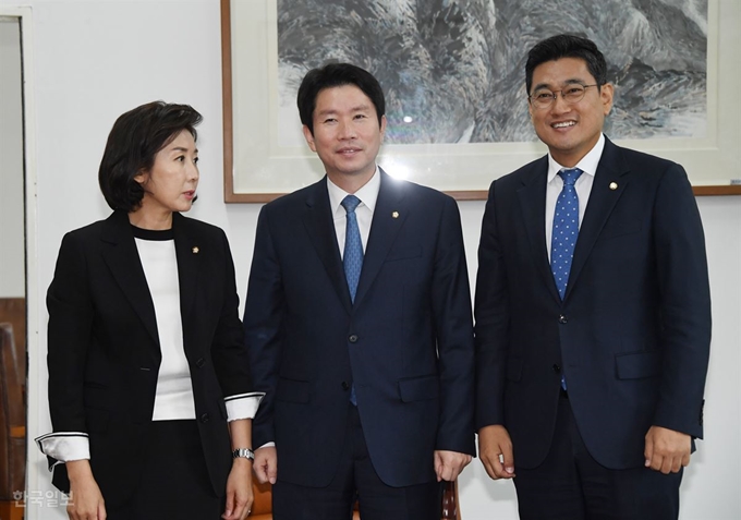 왼쪽부터 더불어민주당 이인영, 자유한국당 나경원, 바른미래당 오신환 원내대표. 한국일보 자료사진.