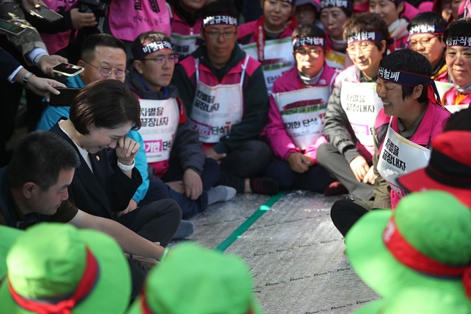 학교 비정규직 노동자들과 교육 당국이 임금 교섭에 합의를 이룬 15일 유은혜 부총리 겸 교육부장관이 서울 청와대 앞에서 농성 중인 조합원들과 만나 대화하던 중 눈물을 닦고 있다. 연합뉴스