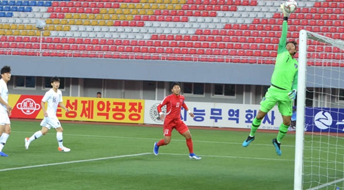 한국 축구대표팀 골키퍼 김승규(오른쪽)가 15일 북한 평양 김일성경기장에서 북한과 월드컵 아시아지역 2차 예선 H조 3차전 경기에서 공을 쳐내고 있다. AFC 제공