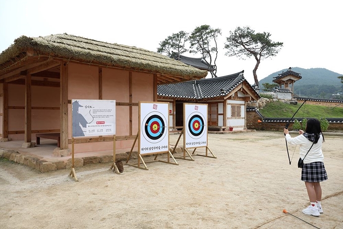 여행객이 삼강주막에서 전통놀이를 즐기고 있다. ‘더 예천’ 게임의 한 장면.