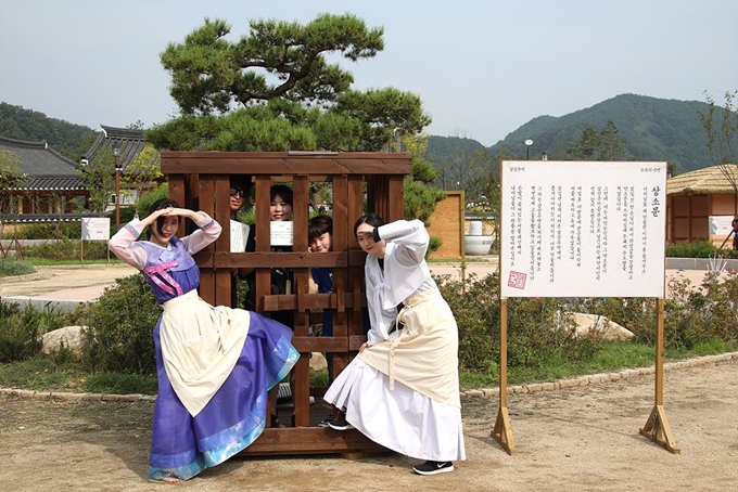 억울한 옥살이를 하는 주모를 풀어주기 위한 게임 형식으로 진행하는 ‘더 예천’ 미션 투어의 한 장면.