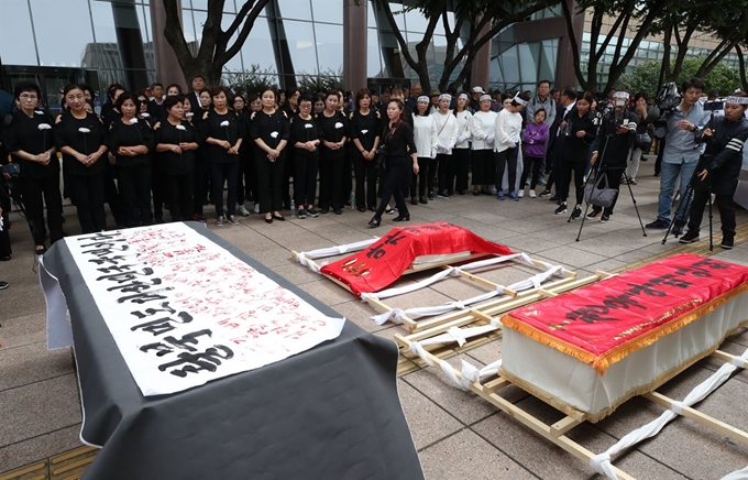 지난달 21일 오후 서울 광화문 교보문고 앞에서 지난 7월 말 임대아파트에서 숨진 탈북민 모자를 추모하는 노제가 열리고 있다. 연합뉴스