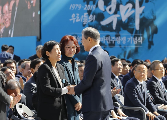 문재인 대통령이 16일 오전 경남 창원시 경남대학교 운동장에서 열린 제40주년 부마민주항쟁 기념식에서 기념사를 마친 후 옥정애 마산시위 참여자를 격려하고 있다. 창원=연합뉴스