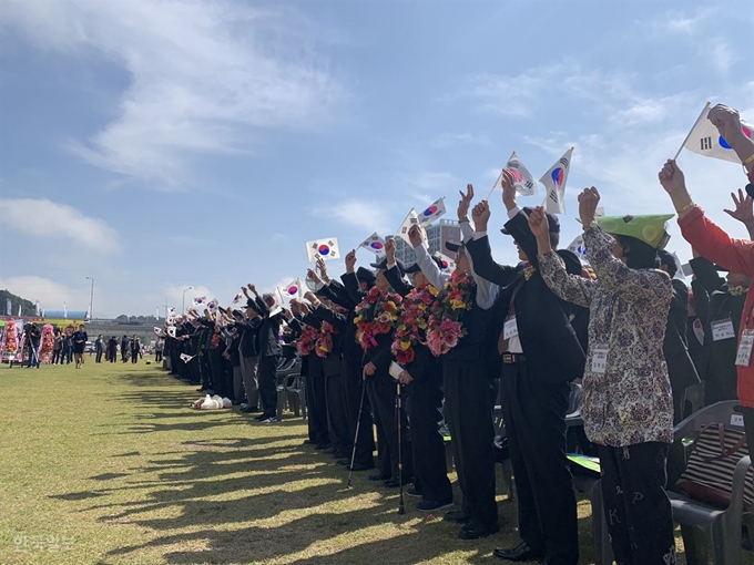 상주 북촌시민공원에서 열린 상주 화령지구 전투 기념 행사에서 16일 6.25 전쟁 당시 상주 화령지구 전투에 참여한 국군 17연대 소속 참전 용사들과 상주시민, 군 관계자들이 만세삼창을 하고 있다. 김재현기자 k-jeahyun@hankookilbo.com